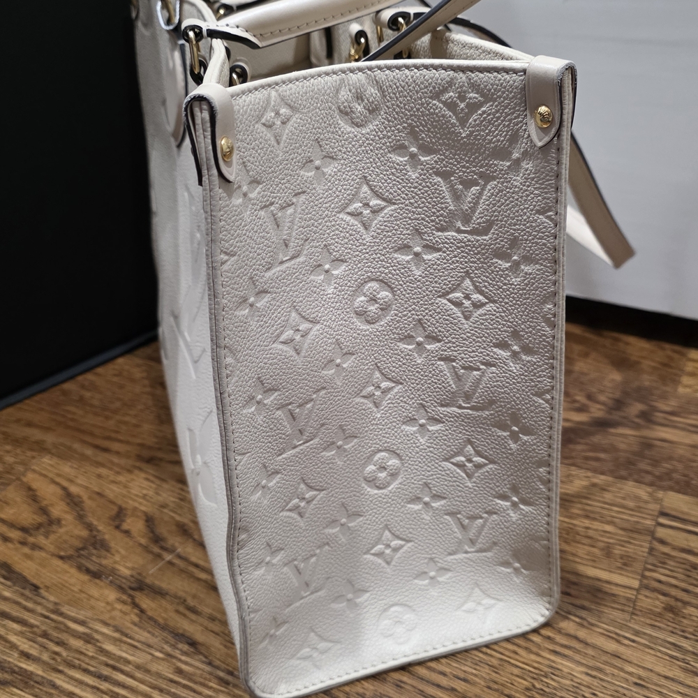 Louis Vuitton Cream Onthego MM Tote Bag - Picture 5 of 16